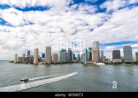 Grattacieli e azzurre acque dell'oceano. Deve vedere attrazioni. Miami ha un oceano Atlantico waterfront foderato con porti turistici. Il centro di Miami è urbano city center basato intorno al quartiere centrale degli affari di Miami. Foto Stock