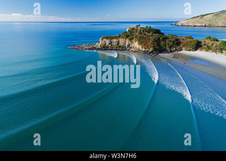 Mapoutahi, Storico Maori sito Pa, la Goat Island, Purakanui Bay, a nord di Dunedin, South Island, in Nuova Zelanda - antenna fuco Foto Stock