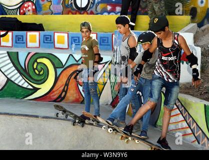 (190717) -- Damasco, luglio 17, 2019 (Xinhua) -- Boys skateboard durante l'apertura del primo skatepark in Damasco, Siria, luglio 15, 2019. La skatepark è stato co-costruito dai villaggi dei bambini SOS in Siria, il tedesco Skate Aid Foundation e meraviglie del mondo un internazionale indipendente e di organizzazione senza scopo di lucro. Il parco che è stato ufficialmente aperto il lunedì, è stato completato in 26 giorni in uno spazio abbandonato vicino ad una zona residenziale che ha assistito ad alcuni atti di ribellione nei primi anni di otto anni di guerra in Siria. Per andare con 'Funzione: Primo skatepark aggiunge una nuova dimensione alla Syr Foto Stock