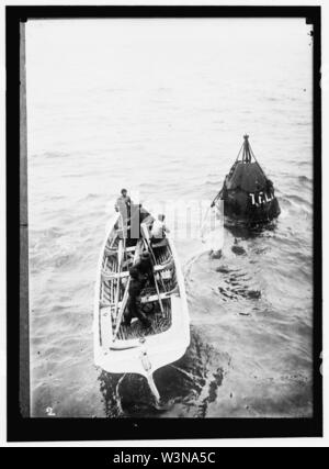 COAST GUARD BUREAU del Dipartimento del Tesoro. La manutenzione di coltello una boa Foto Stock