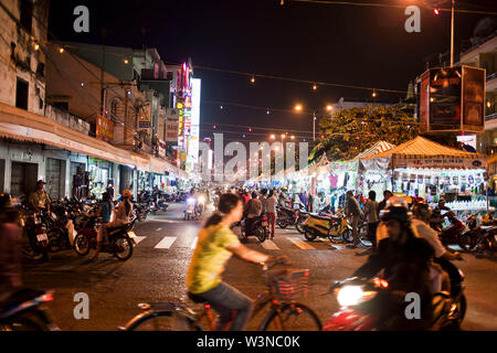 Motocicli e biciclette passano la notte in un mercato all'aperto nella città di Ho Chi Minh nel Vietnam del Sud Asia Foto Stock