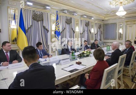 CODEL McCain visita a Kiev, Ucraina, Dicembre 30, 2016 (31701346140). Foto Stock