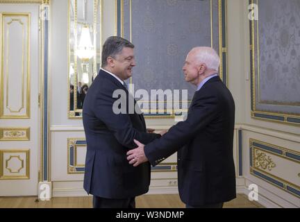 CODEL McCain visita a Kiev, Ucraina, Dicembre 30, 2016 (31266158383). Foto Stock