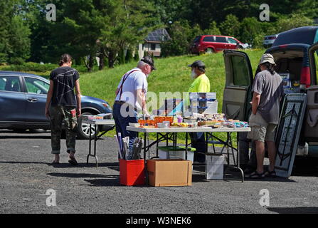 Durham, CT / STATI UNITI D'America - 24 Giugno 2019: uomini anziani di shopping in giro durante un mercato delle pulci Foto Stock