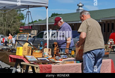 Durham, CT / STATI UNITI D'America - 24 Giugno 2019: Anziani uomini caucasici di shopping in giro durante un mercato delle pulci Foto Stock