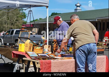 Durham, CT / STATI UNITI D'America - 24 Giugno 2019: Anziani uomini caucasici di shopping in giro durante un mercato delle pulci Foto Stock