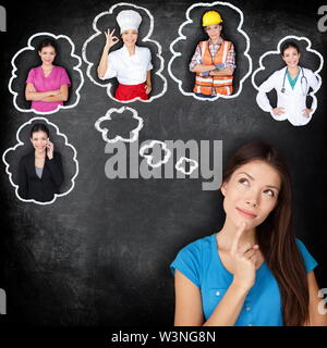 Carriera di istruzione le opzioni di scelta - studente pensare del futuro dell'istruzione. Giovane donna asiatica contemplando le opzioni di carriera sorridente guardando il pensiero di bolle su una lavagna con diverse professioni Foto Stock