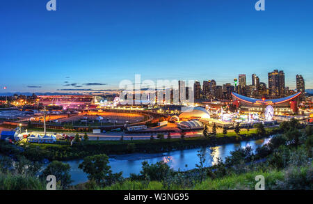 CALGARY, Canada - 14 luglio 2019: Panorama del tramonto blu ora oltre la Calgary Stampede Fairgrounds circondato dal fiume Bow con urbano della città Foto Stock