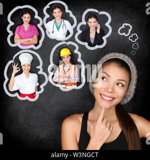 Istruzione e carriera scelta opzioni - studente pensare del futuro. Giovane donna asiatica contemplando le opzioni di carriera sorridente guardando il pensiero di bolle su una lavagna con diverse professioni Foto Stock