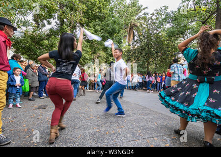 La tipica 'Cueca' ballerini a Santiago de Cile, è la danza tradizionale in Cile e ogni 18 settembre a causa di festività nazionali Foto Stock