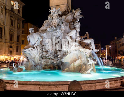 Quattro Fiumi della fontana di notte su Piazza Navona - Roma, Italia Foto Stock
