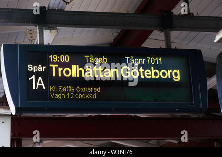 Karlstad, Svezia - 13 Luglio 2019: piattaforma di partenza informazioni segno con orario di partenza per i treni passeggeri gestiti da Tagab destinazioni di con trollo Foto Stock