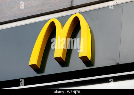 Karlstad, Svezia - 13 Luglio 2019: Close-up del McDonalds hamburger ristorante logo su Drottningatan street. Foto Stock