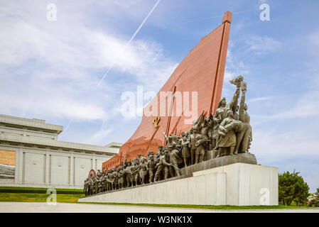 Pyongyang Corea del Nord - Aprile 29, 2019: Mansu Hill Grand monumento, originariamente dedicata in aprile 1972 in onore di Kim Il Sung al sessantesimo compleanno. Foto Stock