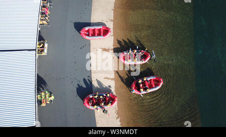 Antenna vista superiore di rafting barche con persone pronte nel fiume Foto Stock