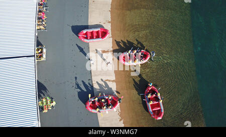 Antenna vista superiore di rafting barche con persone pronte nel fiume Foto Stock