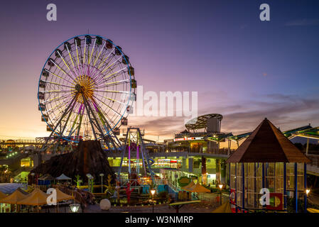 Una veduta notturna di Taipei Parco divertimenti per bambini, cominciò la sua vita come il Taipei centro ricreativo per i bambini situato in Yuanshan Foto Stock