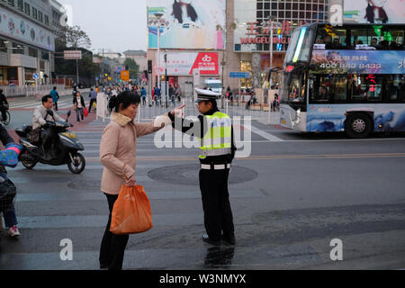 Istruttore e lady rivolto in direzione diversa su una strada molto trafficata Foto Stock