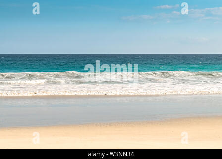 Spiaggia appartata a isola tropicale, con mare calmo, cielo blu e visibile orizzonte. Una destinazione da sogno per le vacanze/vacanza e trascorrere il tempo nel tempo libero. Foto Stock