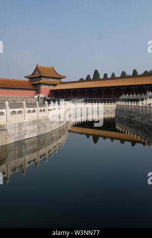 Una parte della città proibita di Pechino con il fiume e il ponte Foto Stock