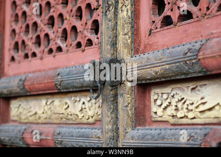 In prossimità di una maniglia della porta di una vecchia capanna cinese Foto Stock