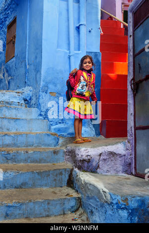 Jodhpur, India - Febbraio 09, 2019: ragazza giovane sulla strada della città blu di Jodhpur Foto Stock