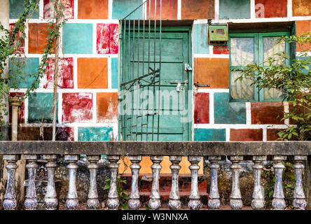 Splendidamente facciata dipinta con colori differenti, una tipica classe media ancora culturalmente ricca casa in antico e culturale città di Fontainhus in India Foto Stock