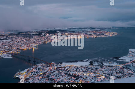 Vista aerea della città di Tromso in inverno dal di sopra, nel nord della Norvegia Foto Stock