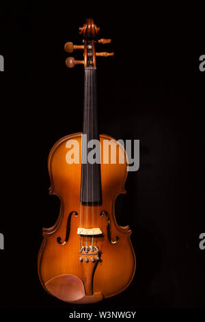 Violino vintage su sfondo blackl Foto Stock