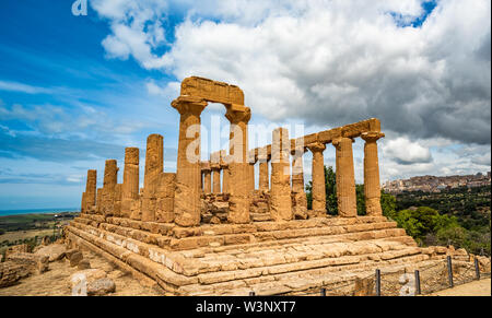 Tempio di Giunone nella Valle dei Templi di Agrigento, Sicilia, Italia Foto Stock