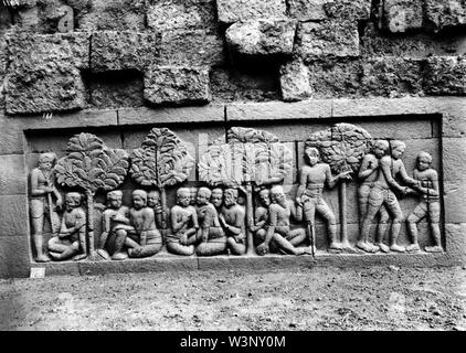 Reliëf O 60 op de verborgen voet van de Borobudur Foto Stock