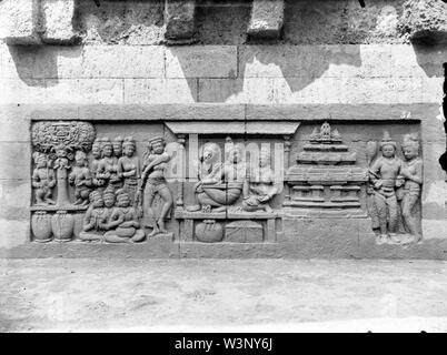 Reliëf O 149 op de verborgen voet van de Borobudur Foto Stock