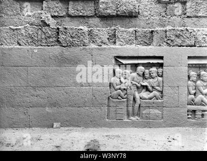 Reliëf O 120 op de verborgen voet van de Borobudur Foto Stock