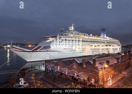 Cobh, Cork, Irlanda. 17 Luglio, 2019. P&O NAVE DA CROCIERA Oriana con 1.800 passeggeri attraccata a l'acqua profonda berth durante un soggiorno di notte in Cobh, Co. Cork, Irlanda. Credito: David Creedon/Alamy Live News Foto Stock