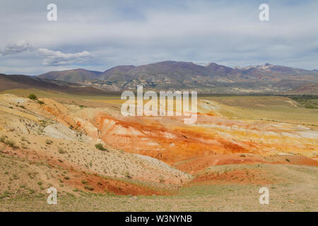 Monti Rossi in Kyzyl-Chin nella valle degli Altai. Paesaggio panoramico. Concetto di estate. Foto Stock