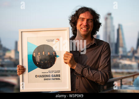 Frontman di Snow Patrol Gary Corpo di Luce avesse riceve il premio per il più suonato il brano del XXI secolo, secondo music licensing società PPL per la sua band di registrare, Inseguire automobili, all'Oxo Tower, London. Foto Stock