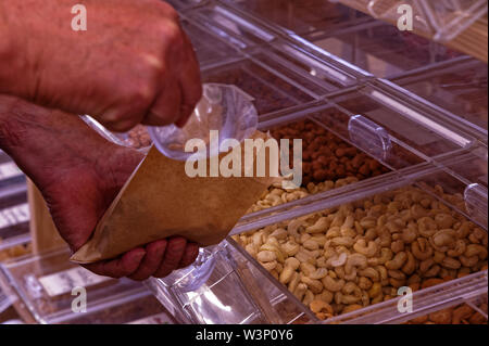 Utilizzando un sacco di carta invece di un sacchetto di plastica Foto Stock