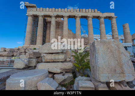 Marmi e colonne del lato meridionale del Partenone nell'Acropoli di Atene, Grecia Foto Stock