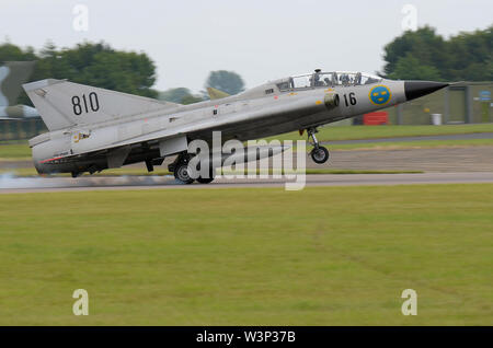 Saab 35 Draken svedese a singolo motore degli aerei da caccia. Piano a getto. Swedish Air Force storico volo conservati degli anni cinquanta classic jet toccando Foto Stock