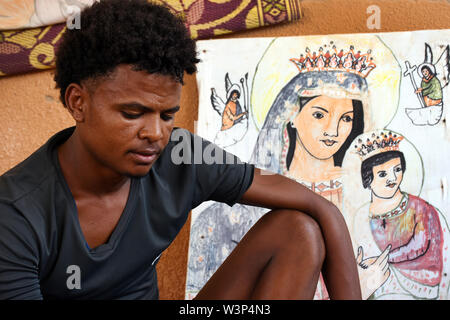 Archiviato - 28 maggio 2019, Libia, Hamdallaye: l'20-anno-vecchio Biniam dall' Eritrea è stata accettata come un profugo dalla Francia tre mesi fa e si è in attesa per la sua partenza nel campo di transito delle Nazioni Unite Agenzia per i Rifugiati (ACNUR). L UNHCR aveva evacuato numerosi rifugiati provenienti da politicamente instabili in Libia per portare la loro sicurezza in Niger. Essi sono stati liberati da condizioni peggiori in Libia e portato in Niger con la promessa di essere reinsediati in Europa. Ma molti migranti non ci sarebbe di rimanere nel limbo per mesi o addirittura anni prima che potesse mai messo piede sul suolo europeo. (A dpa 'salvato f Foto Stock