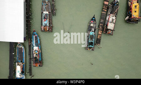 Drone vista delle barche da pesca a Pulau Ketam, Malaysia Foto Stock