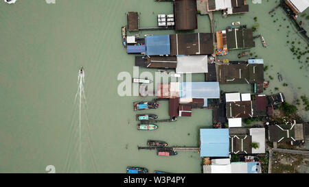 Drone vista delle barche da pesca a Pulau Ketam, Malaysia Foto Stock