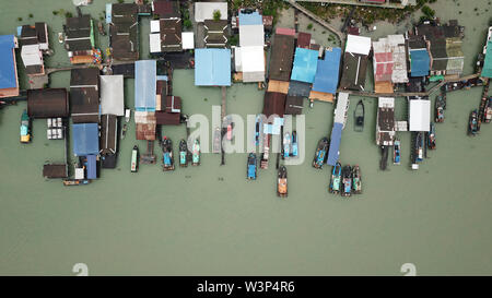 Drone vista delle barche da pesca a Pulau Ketam, Malaysia Foto Stock