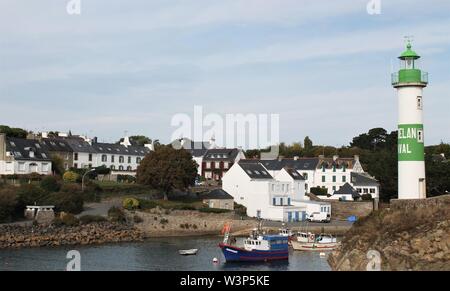 Doelan Harbour e il suo faro verde, Bretagna Francia Foto Stock