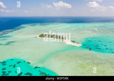 Isola Onok Balabac, Filippine. L'isola di sabbia bianca su di un grande atollo, vista da sopra. Isola tropicale con palme. Seascape con un Paradise Island. Foto Stock