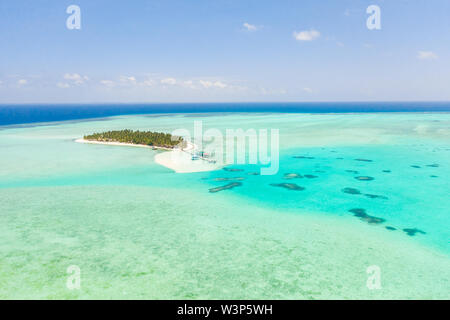 Isola tropicale circondata da belle lagune. Isola Onok Balabac, Filippine. Il resto su un'isola tropicale. La natura delle Isole Filippine. Foto Stock