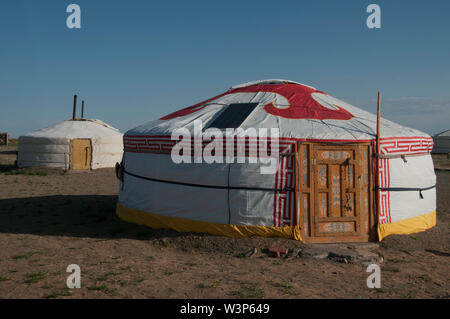 Gers o yurta presso Meekhi Tourist Camp, Bayanzag (Flaming Cliffs), Deserto dei Gobi e Mongolia Foto Stock