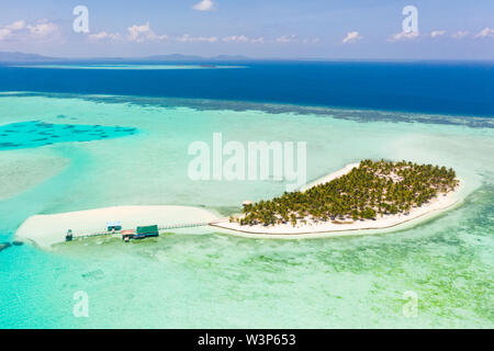 Seascape con un Paradise Island. Isola Onok Balabac, Filippine. Una piccola isola con una spiaggia di sabbia bianca e bungalows. Isole Filippine. Foto Stock