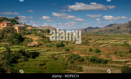 Ricefields e tradizionale Betsileo case sul Madagascar highlands, vicino ad Ambositra, sulla principale N7 road. Foto Stock