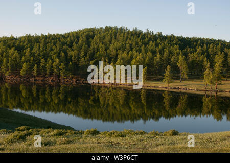 La mattina presto al Lago Khovsgol, vicino al confine russo nel nord della Mongolia. Questo lago fa parte della stessa rilievi come della Siberia lago Baikal. Foto Stock